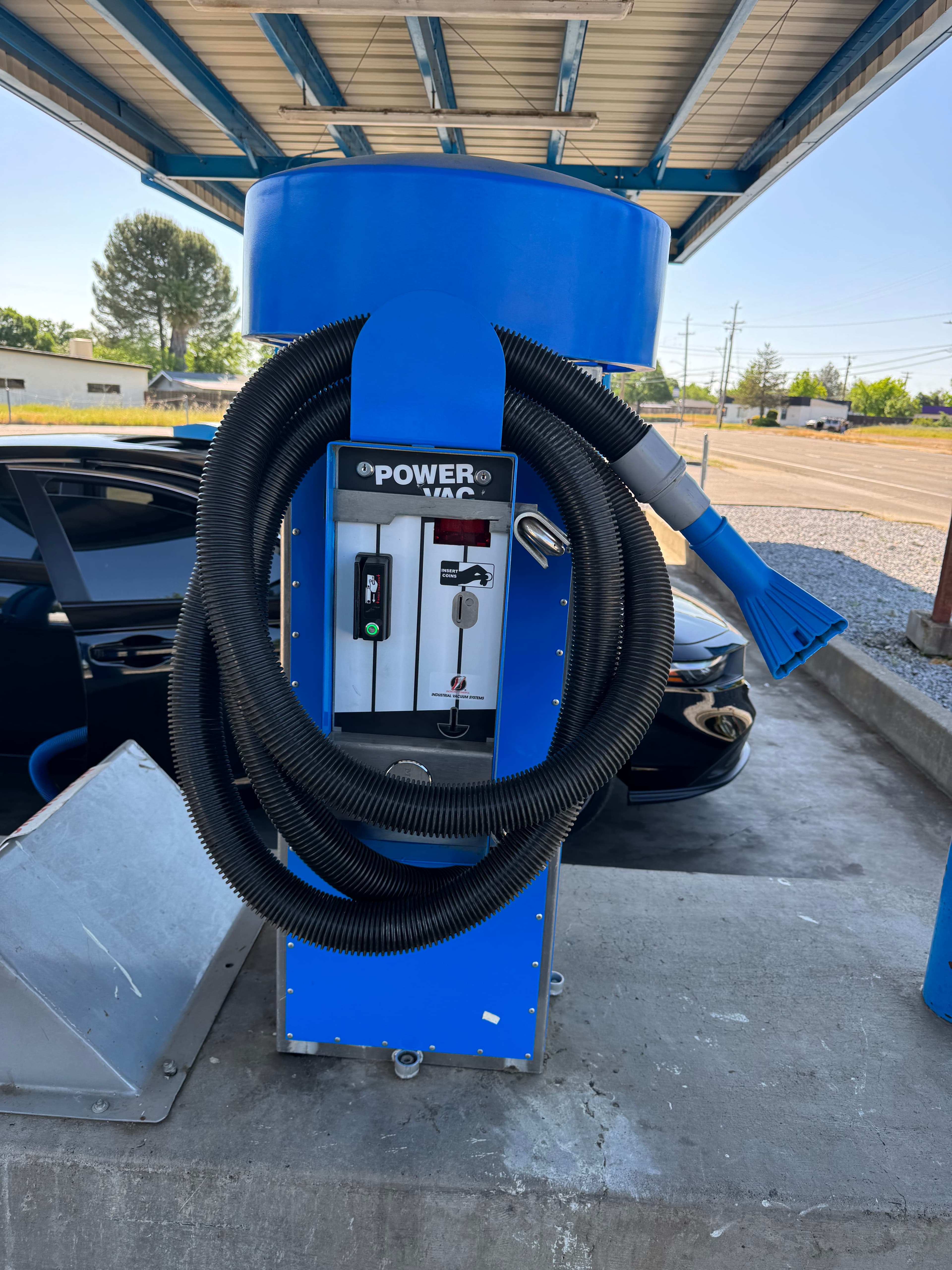 New blue SquareVac - perfect installation with tamper-proof canister